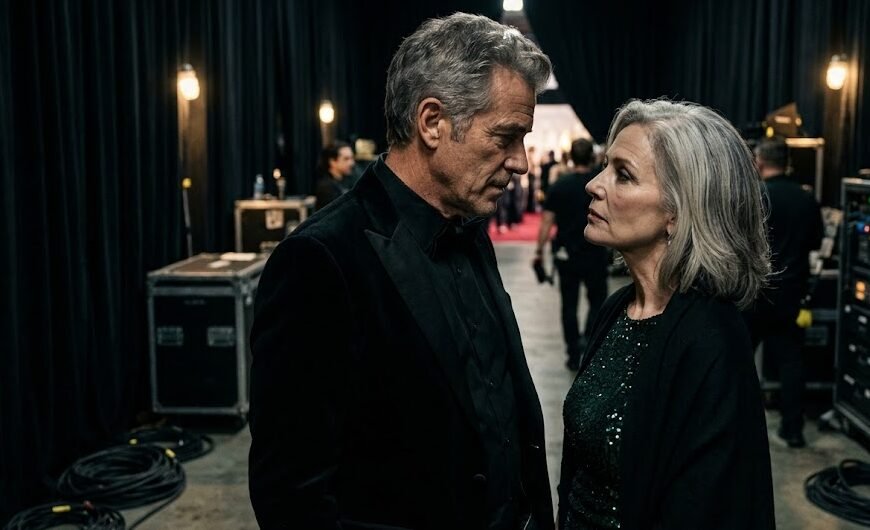 Casal adulto compartilhando um olhar cheio de tensão e química não resolvida nos bastidores sombrios de um grande evento de Hollywood em Nova York.